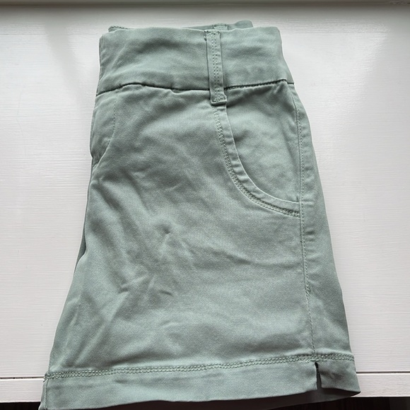 Women’s shorts - Picture 3 of 6